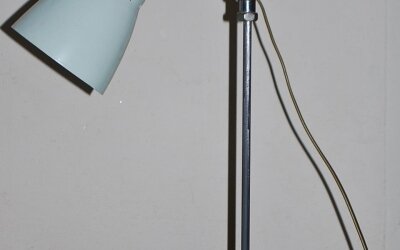 lampada da tavolo in alluminio